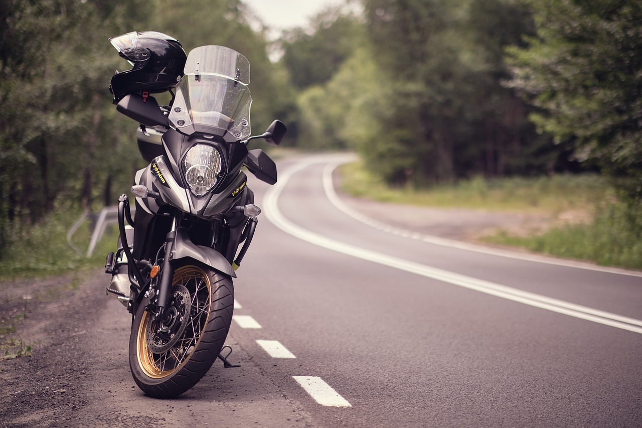 Motorradfahrer auf einer Adventure-Maschine auf einer Schotterstraße