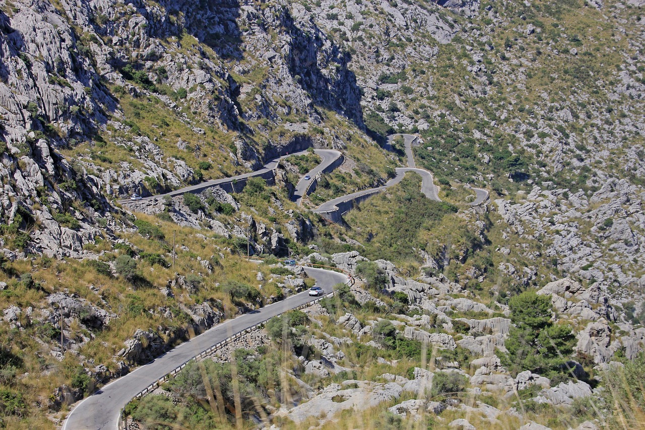 Serpentinenstraße durch bergige Landschaft auf Mallorca, ideal für Rennradtouren